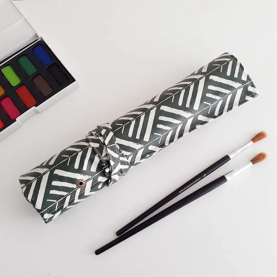 Wipe clean artist brush roll - Green Arrows